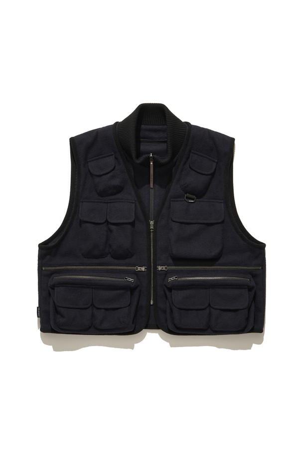 플라이 모직 베스트 (NAVY)는 가을과 겨울, 쌀쌀한 날씨에 따뜻하게 몸을 감싸주는 남성용 베스트입니다. 100% 모 소재로 제작되어 부드럽고 고급스러운 촉감을 선사하며, 두꺼운 두께감으로 보온성을 높였습니다. 네이비 컬러의 무지 디자인과 레귤러핏으로, 캐주얼 및 미니멀 스타일 모두 소화 가능합니다. 라운드넥과 민소매 디자인으로 다양한 이너와 레이어드하여 세련된 스타일을 연출할 수 있으며, 지퍼 클로징과 포켓 디테일로 실용성을 더했습니다.
