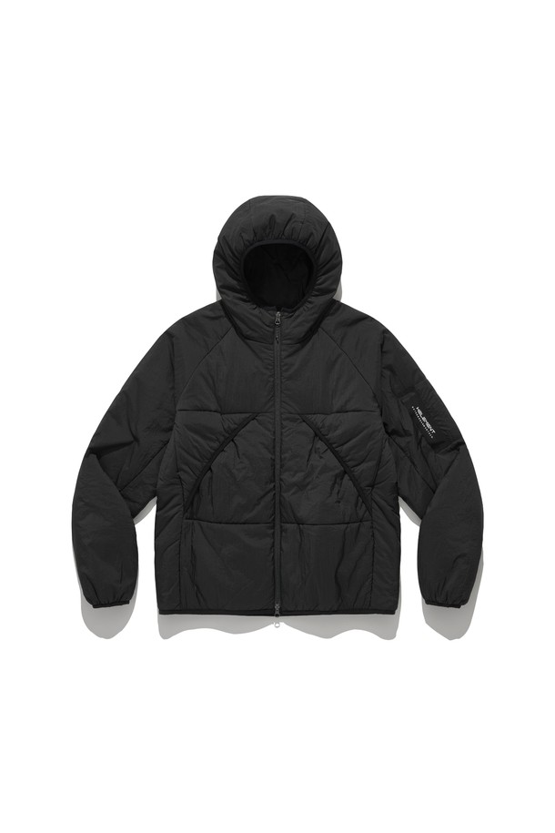 몽블랑 마운틴 패딩 재킷 (블랙)은 일상과 캐주얼 스타일을 아우르는 겨울철 필수 아이템입니다. 오버핏으로 편안한 착용감을 선사하며, 두꺼운 두께감과 부드러운 촉감의 나일론 소재로 제작되어 보온성을 높였습니다. 집업 스타일의 여밈 방식과 긴소매 디자인으로 활동성을 더하고, 소매 지퍼 포켓과 포켓 디테일로 수납력을 강화했습니다. 캐주얼, 스포티, 미니멀 스타일을 즐기는 분들께 캠핑룩, 산책룩 등 다양한 TPO에 활용하기 좋은 아이템입니다.
