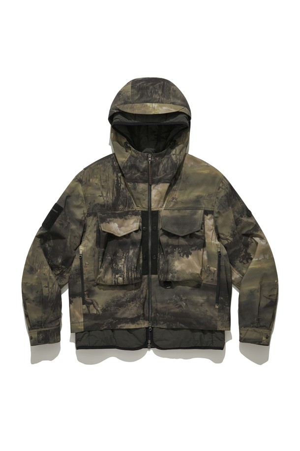 리버 디테쳐블 패딩 재킷 (KHAKI)은 밀리터리, 스트릿 무드를 담은 오버핏 패딩 자켓입니다. 나일론 소재로 제작되어 두꺼운 두께감으로 뛰어난 보온성을 제공하며, 탈부착 가능한 디자인과 포켓 디테일이 특징입니다. 카모 패턴과 카키 컬러가 트렌디한 스타일을 연출하며, 여행룩, 캠핑룩, 스트리트 패션, 캐주얼룩, 고프코어 스타일 등 다양한 TPO에 활용 가능합니다. 집업 방식으로 간편하게 착용할 수 있으며, 긴 소매 기장으로 따뜻함을 더했습니다. 겨울철 일상에서 스타일리시하게 연출하기 좋은 아이템입니다.
