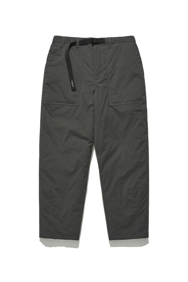 다크그레이 컬러의 브레이크 패딩 팬츠입니다. 겨울철 캐주얼 및 일상, 캠핑룩에 적합하며, 베이직하고 미니멀한 스타일을 연출합니다. 나일론과 폴리에스테르 소재로 제작되어 부드러운 촉감과 뛰어난 보온성 및 방수 기능을 제공합니다. 두꺼운 두께감의 루즈핏과 레귤러핏으로 편안하게 착용 가능하며, 무지 디자인으로 다양한 상의와 매치하기 좋습니다. 
