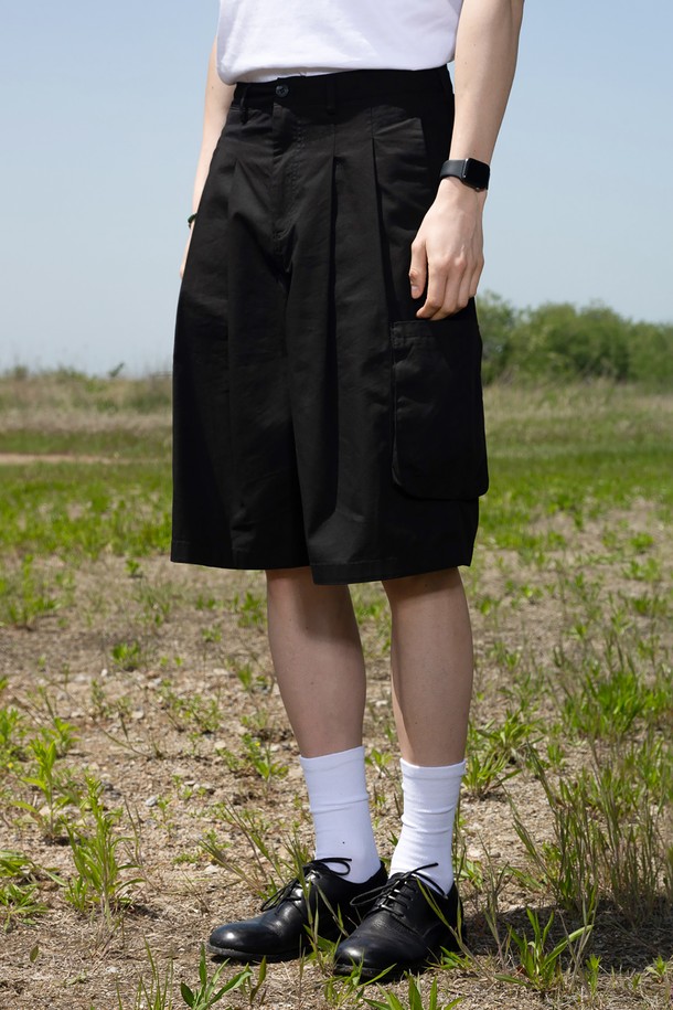 MUDSALT - 하프팬츠 - TWO TUCK WIDE BERMUDA PANTS BLACK