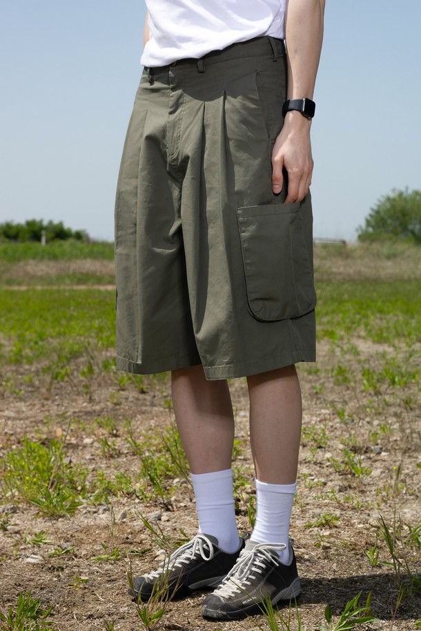 MUDSALT - 하프팬츠 - TWO TUCK WIDE BERMUDA PANTS OLIVE