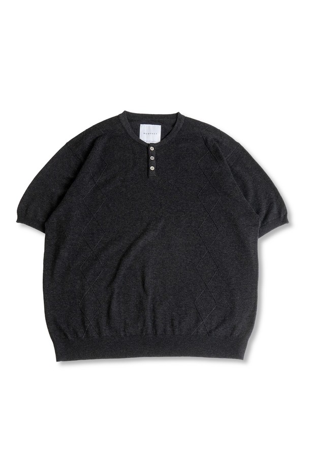 MUDSALT - 반팔티셔츠 - CABLE HENRY NECK HALF KNIT CHARCOAL