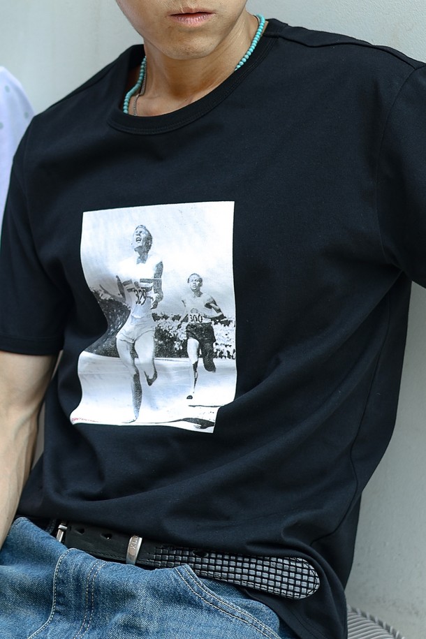 Ringer Tee Black은 남녀 모두 착용 가능한 유니섹스 스타일의 반소매 티셔츠입니다. 면 70%와 폴리에스테르 30% 혼방 소재로 제작되어 부드러운 촉감과 얇은 두께로 봄, 여름철에 시원하게 착용할 수 있으며, 흡습 및 속건 기능도 갖추었습니다. 캐주얼하고 스포티한 스타일을 연출하며, Roger Bannister 프린트 디자인과 레귤러핏으로 활동성을 높였습니다.
