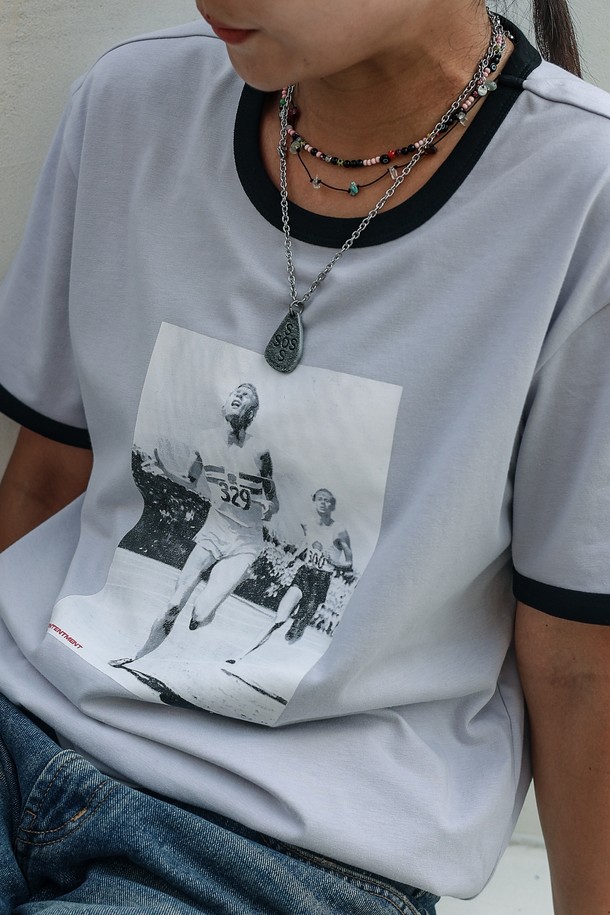 "Ringer Tee Gray"는 면과 폴리에스터 혼방 소재로 제작되어 부드러운 촉감과 흡습, 속건 기능을 제공하는 반소매 링거 스타일 티셔츠입니다. 캐주얼 및 스포티한 스타일을 연출하며, 봄, 여름에 활용하기 좋은 레귤러 핏 상의입니다. Roger Bannister 프린트 디자인과 그레이 컬러가 돋보이는 공용 제품입니다.
