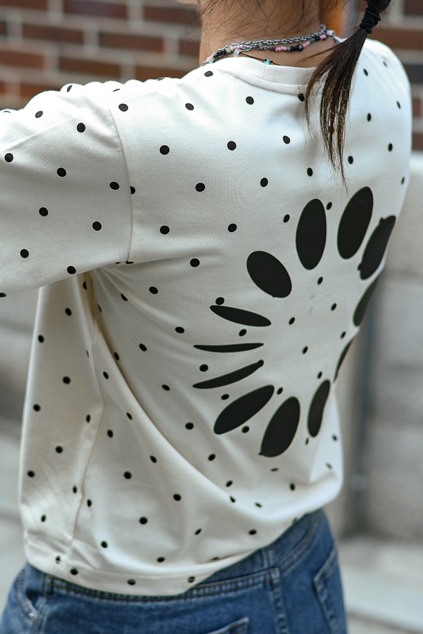 Dot Logo Tee Beige는 면과 폴리에스테르 혼방 소재로 제작된 여성용 반소매 티셔츠입니다. 캐주얼한 스타일의 라운드넥 레귤러핏 디자인으로, 봄/여름 시즌에 적합하며, 부드러운 촉감과 흡습, 속건 기능을 제공합니다. 베이지 컬러 바탕에 도트 로고 패턴이 특징이며, 폴리 내부 라이닝으로 편안함을 더했습니다.
