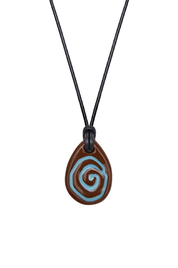 25FW O.S.C 펜던트 브라운은 클래식하고 미니멀한 스타일을 추구하는 모든 분들을 위한 펜던트 목걸이입니다. 수제작 세라믹 펜던트와 내구성이 뛰어난 가죽 스트랩, 스테인리스 스틸 소재의 조화가 돋보입니다. 앞면만 유약 처리하여 은은한 광택을 더했으며, 자연스러운 디자인으로 제작되었습니다. 로고 패턴이 새겨져 있으며, 모임룩에 포인트를 더할 수 있는 아이템입니다.
