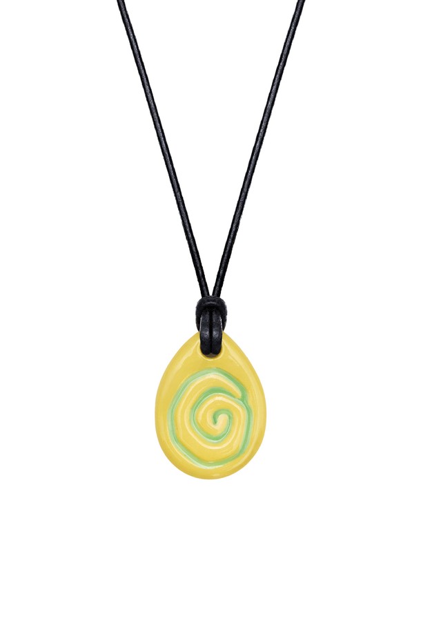 25FW O.S.C 펜던트 선샤인 목걸이는 공용으로 착용 가능한 미니멀하고 캐주얼한 스타일의 제품입니다. 옐로우와 블랙 색상으로 출시되었으며, 수공예 세라믹 펜던트에 고온 소성 및 글레이즈 마감 처리를 하여 내구성을 높였습니다. 펜던트는 로고와 스파이럴 패턴으로 디자인되었으며, 자연스러운 분위기를 연출합니다. 조절 가능한 가죽 스트랩으로 편안하게 착용 가능하며, 산책룩에 잘 어울립니다. 스테인리스 스틸 소재와 방수 기능을 갖춰 일상생활에서 부담 없이 사용할 수 있습니다.
