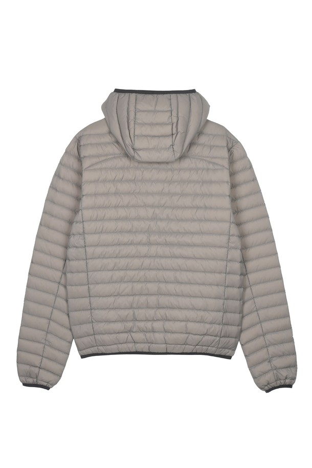 25FW 사프우드 다운 재킷 라이트 그레이는 일상과 아웃도어 활동 모두에 적합한 남녀 공용 다운 재킷입니다. 가볍고 부드러운 나일론, 덕다운, 페더 소재를 사용하여 보온성과 편안한 착용감을 제공합니다. 레귤러핏에 중간 두께로 제작되었으며, 캐주얼, 스포티, 미니멀 스타일을 연출하기 좋습니다. 무지 디자인에 집업 여밈 방식이며, 후드, 양쪽 지퍼 포켓, 리플렉티브 로고, 신축성 있는 소매단과 밑단, 발수 가공, 다운프루프 처리 등 다양한 특징을 갖추고 있습니다. 방수, 보온, 경량 기능으로 가을, 겨울철에도 쾌적하게 착용할 수 있습니다.
