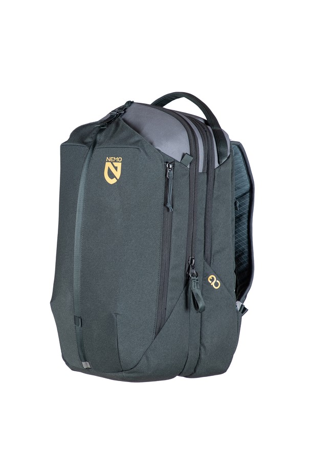 [NEMO] 밴티지 시리즈 26L는 일상, 여행, 등산, 학교, 운동, 출퇴근 등 다양한 용도로 활용 가능한 데이백입니다. 26L의 넉넉한 수납공간과 180도 오프닝 디자인으로 편리함을 더했으며, 노트북 수납공간, 신발 수납공간, 메쉬 포켓 등 효율적인 수납을 위한 다양한 특징을 갖추었습니다. 방수, 통기, 경량 기능으로 쾌적한 착용감을 제공하며, 인체공학적 등판과 체스트 벨트, CCubed 쿠셔닝 소재는 편안한 착용감을 선사합니다. Chai, Black 두 가지 색상으로 제공되며, 자전거 안전등 고리와 상단 손잡이가 있어 편의성을 높였습니다.
