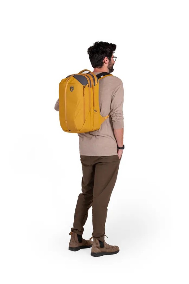 [NEMO] 밴티지 시리즈 26L 백팩은 일상, 비즈니스, 등산, 학생 등 다용도로 활용 가능한 라지 사이즈 백팩입니다. 차이 블랙 컬러의 무지 디자인으로, 나일론과 재생원단을 사용하여 제작되었습니다. 26L 용량의 내부에는 노트북 및 신발 수납공간, 메쉬 포켓이 마련되어 있으며, 상단 손잡이와 체스트벨트가 있어 편리합니다. 방수, 통기성, 경량, 발수 기능을 갖춰 쾌적한 착용감을 제공하며, 친환경 재생소재 사용으로 자연 온도 조절 및 탈취 기능까지 갖췄습니다. 지퍼형 잠금 방식으로 내용물을 안전하게 보호합니다.
