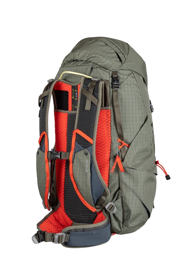 [NEMO] 리졸브 35L 아웃도어 배낭은 남녀 모두 사용할 수 있는 35L 용량의 등산 배낭입니다. 나일론과 폴리에스테르 소재로 제작되었으며, 시트론, 블루 그래나이트, 스모키 올리브 세 가지 색상으로 제공됩니다. 방수 기능과 통기성을 갖춰 쾌적한 착용감을 제공하며, 토르소 길이 조절(7.5cm), 성별 맞춤형 가슴 스트랩으로 편안한 착용감을 선사합니다. 하이드레이션 포켓, 트레킹폴 고정 장치, 힙벨트 포켓, 사이드 포켓 등 다양한 수납 공간을 갖추어 하이킹과 백패킹에 적합합니다.
