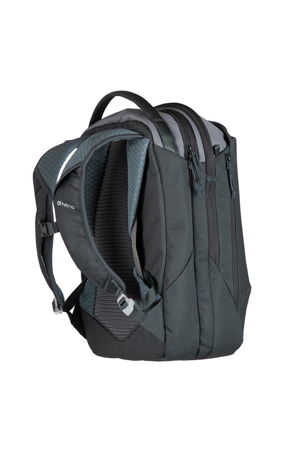 [NEMO] 밴티지 시리즈 26L는 일상, 여행, 등산, 학교, 운동, 출퇴근 등 다양한 용도로 활용 가능한 데이백입니다. 26L의 넉넉한 수납공간과 180도 오프닝 디자인으로 편리함을 더했으며, 노트북 수납공간, 신발 수납공간, 메쉬 포켓 등 효율적인 수납을 위한 다양한 특징을 갖추었습니다. 방수, 통기, 경량 기능으로 쾌적한 착용감을 제공하며, 인체공학적 등판과 체스트 벨트, CCubed 쿠셔닝 소재는 편안한 착용감을 선사합니다. Chai, Black 두 가지 색상으로 제공되며, 자전거 안전등 고리와 상단 손잡이가 있어 편의성을 높였습니다.
