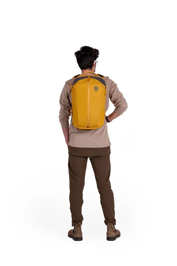 [NEMO] 밴티지 시리즈 26L 백팩은 일상, 비즈니스, 등산, 학생 등 다용도로 활용 가능한 라지 사이즈 백팩입니다. 차이 블랙 컬러의 무지 디자인으로, 나일론과 재생원단을 사용하여 제작되었습니다. 26L 용량의 내부에는 노트북 및 신발 수납공간, 메쉬 포켓이 마련되어 있으며, 상단 손잡이와 체스트벨트가 있어 편리합니다. 방수, 통기성, 경량, 발수 기능을 갖춰 쾌적한 착용감을 제공하며, 친환경 재생소재 사용으로 자연 온도 조절 및 탈취 기능까지 갖췄습니다. 지퍼형 잠금 방식으로 내용물을 안전하게 보호합니다.
