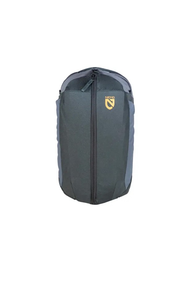 NEMO(네모) 밴티지 시리즈 30L 백팩은 일상, 여행, 스포츠, 하이킹 등 다양한 용도로 활용 가능한 라지 사이즈 백팩입니다. 나일론과 폴리에스테르 소재로 제작되어 방수, 통기, 경량 기능을 제공하며, 16인치 노트북 수납이 가능한 실용적인 디자인입니다. 내부에는 노트북 수납공간, 신발 수납공간, 물병 포켓이 있으며, 자전거 라이트 고리와 가슴벨트가 있어 편리합니다. 30L 용량에 무지 디자인, 사각 형태로 제작되었으며, Chai와 Black 두 가지 컬러로 출시되었습니다. 재활용 소재를 사용하여 환경까지 생각한 프레임리스 타입의 지퍼형 백팩입니다.
