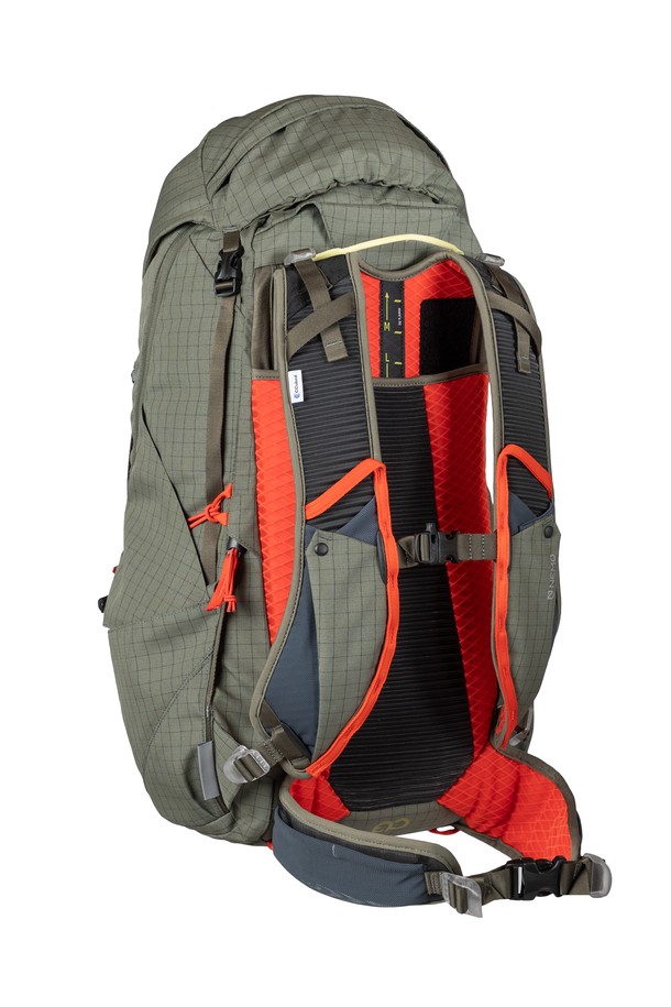 [NEMO] 리졸브 35L 아웃도어 배낭은 남녀 모두 사용할 수 있는 35L 용량의 등산 배낭입니다. 나일론과 폴리에스테르 소재로 제작되었으며, 시트론, 블루 그래나이트, 스모키 올리브 세 가지 색상으로 제공됩니다. 방수 기능과 통기성을 갖춰 쾌적한 착용감을 제공하며, 토르소 길이 조절(7.5cm), 성별 맞춤형 가슴 스트랩으로 편안한 착용감을 선사합니다. 하이드레이션 포켓, 트레킹폴 고정 장치, 힙벨트 포켓, 사이드 포켓 등 다양한 수납 공간을 갖추어 하이킹과 백패킹에 적합합니다.
