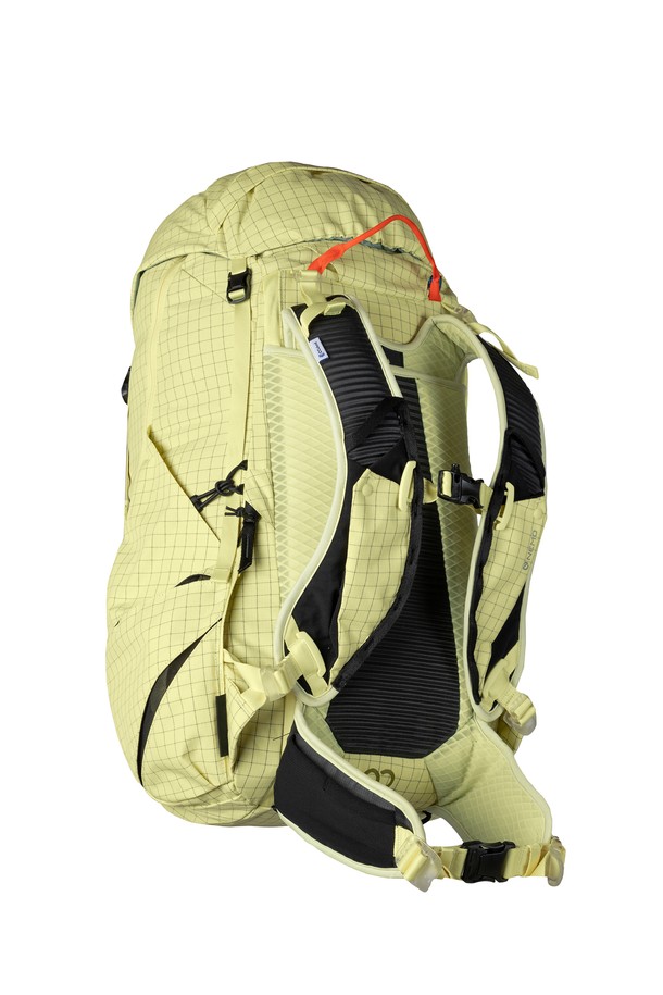 [NEMO] 리졸브 35L 아웃도어 배낭은 등산, 백패킹, 하이킹에 적합한 남녀 공용 배낭입니다. 넉넉한 35L 용량의 이 배낭은 나일론과 폴리에스테르 소재로 제작되었으며, 시트론, 블루 그라나이트, 스모키 올리브 세 가지 색상으로 제공됩니다. 180도 메인 지퍼 오프닝, 조절 가능한 토르소 길이, 성별 특화 체스트 스트랩, 상단 대형 포켓, 사이드 액세스 지퍼, 트레킹폴 부착, 내부 압축 스트랩, 웨이스트 벨트 포켓, 하이드레이션 포켓 등 다양한 기능으로 아웃도어 활동의 편의성을 높였습니다. 방수, 통기성, 사이즈 조절, 경량 기능을 갖춘 사각형 디자인의 지퍼형 배낭입니다.
