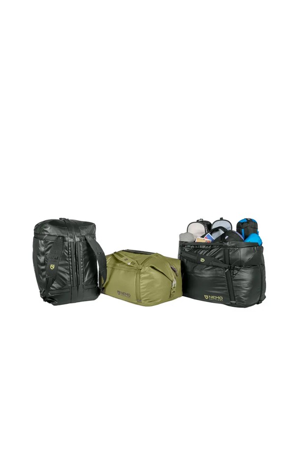 **[NEMO] 더블 하울 100L 여행용 캐리어**는 100L의 넉넉한 수납공간을 제공하는 라지 사이즈의 더플백입니다. 방수 기능과 경량 설계를 갖춰 여행, 캠핑, 아웃도어 활동에 적합하며, 나일론과 폴리에스테르 소재로 제작되어 내구성을 높였습니다. 컨버터블 디자인과 내부/외부 메쉬 포켓, 압축 버클, 재활용 소재 사용 등 실용적인 특징을 갖춘 원통형 가방으로, "Nova Lake", "Black", "Chai" 세 가지 색상으로 만나보실 수 있습니다. 
