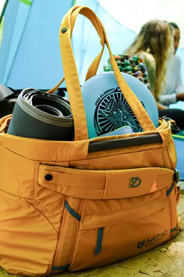 NEMO (네모) 더블 하울 30L 여행용 캐리어는 여행, 캠핑, 아웃도어 활동에 적합한 라지 사이즈의 더플백입니다. 나일론과 폴리에스테르 소재로 제작되어 내구성이 뛰어나며, Nova, Lake, Black, Chai 4가지 세련된 컬러 옵션을 제공합니다. 원통형 디자인에 지퍼형 잠금 방식으로 내용물을 안전하게 보호하며, 패딩 스트랩과 메쉬 포켓이 편의성을 더합니다. 방수 기능을 갖춰 갑작스러운 날씨 변화에도 안심하고 사용할 수 있으며, 더플백과 토트백으로 변형 가능하여 실용적입니다. 내부 메쉬 포켓, 패킹큐브형 수납공간, 측면 압축 버클, 백팩 스트랩을 포함하여 넉넉한 수납 공간과 편리한 사용성을 제공합니다.
