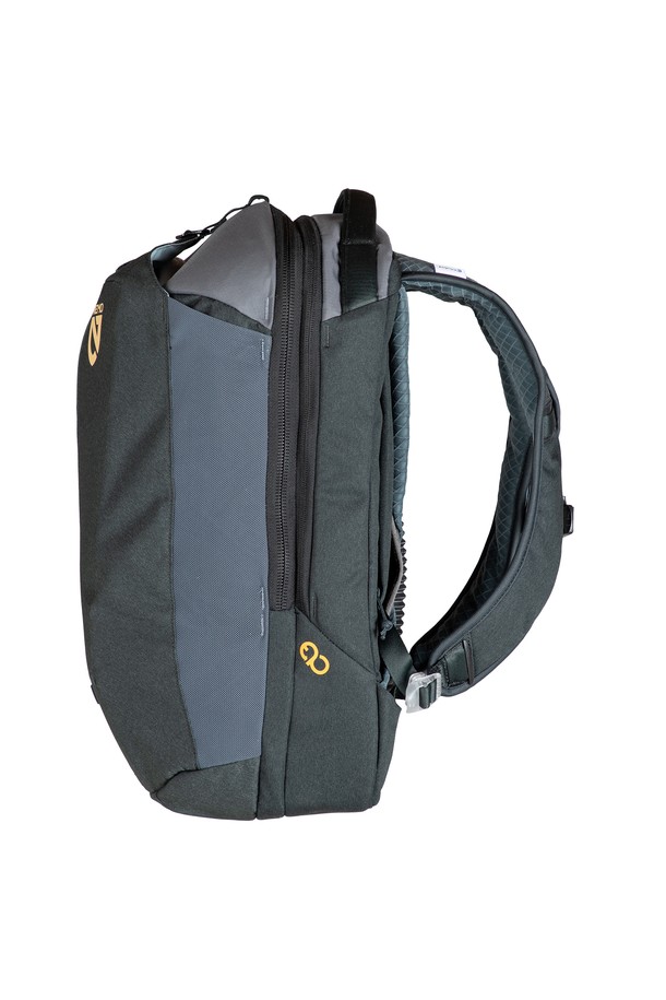 [NEMO] 밴티지 시리즈 20L 백팩은 일상, 여행, 등산, 사이클 등 다양한 용도로 활용 가능한 가방입니다. Chai와 Black 두 가지 색상으로 제공되며, 20L 용량으로 넉넉한 수납 공간을 제공합니다. 방수, 통기, 경량 기능을 갖춘 폴리에스테르 소재의 무지 백팩으로, 지퍼 디자인이 특징입니다. 노트북 수납 공간, 신발 수납 공간, 메쉬 포켓, 숨겨진 보안 포켓, 체스트 벨트, CCubed 쿠셔닝 소재, 자전거 라이트 부착 기능 등 실용적인 특징을 갖추었습니다.
