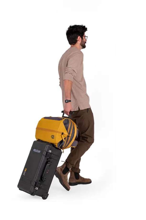 [NEMO] 밴티지 시리즈 26L 백팩은 일상, 비즈니스, 등산, 학생 등 다용도로 활용 가능한 라지 사이즈 백팩입니다. 차이 블랙 컬러의 무지 디자인으로, 나일론과 재생원단을 사용하여 제작되었습니다. 26L 용량의 내부에는 노트북 및 신발 수납공간, 메쉬 포켓이 마련되어 있으며, 상단 손잡이와 체스트벨트가 있어 편리합니다. 방수, 통기성, 경량, 발수 기능을 갖춰 쾌적한 착용감을 제공하며, 친환경 재생소재 사용으로 자연 온도 조절 및 탈취 기능까지 갖췄습니다. 지퍼형 잠금 방식으로 내용물을 안전하게 보호합니다.
