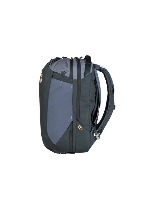 NEMO(네모) 밴티지 시리즈 30L 백팩은 일상, 여행, 스포츠, 하이킹 등 다양한 용도로 활용 가능한 라지 사이즈 백팩입니다. 나일론과 폴리에스테르 소재로 제작되어 방수, 통기, 경량 기능을 제공하며, 16인치 노트북 수납이 가능한 실용적인 디자인입니다. 내부에는 노트북 수납공간, 신발 수납공간, 물병 포켓이 있으며, 자전거 라이트 고리와 가슴벨트가 있어 편리합니다. 30L 용량에 무지 디자인, 사각 형태로 제작되었으며, Chai와 Black 두 가지 컬러로 출시되었습니다. 재활용 소재를 사용하여 환경까지 생각한 프레임리스 타입의 지퍼형 백팩입니다.
