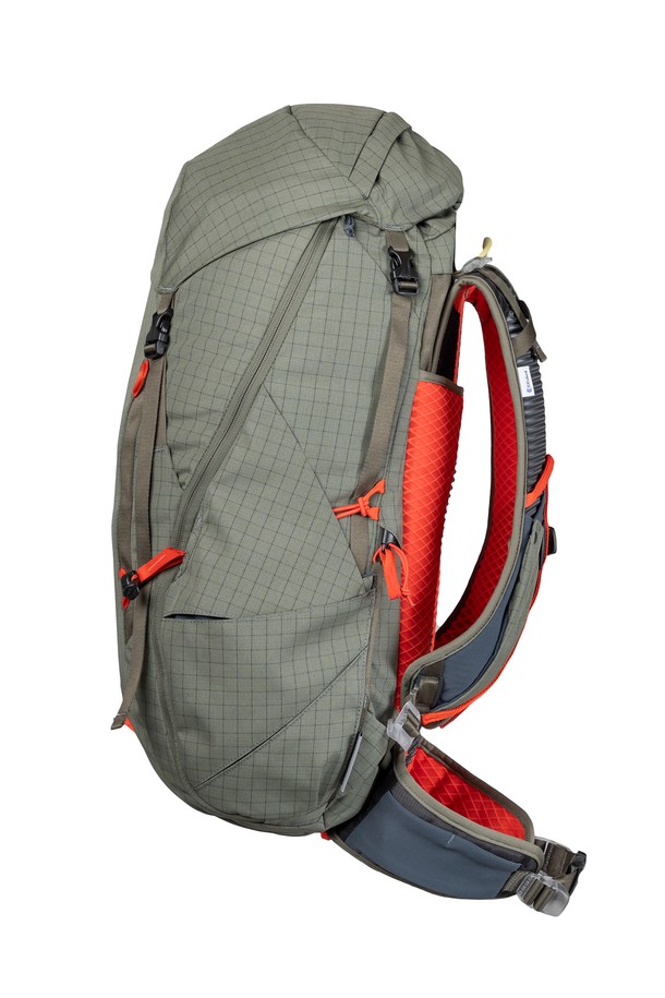 [NEMO] 리졸브 35L 아웃도어 배낭은 남녀 모두 사용할 수 있는 35L 용량의 등산 배낭입니다. 나일론과 폴리에스테르 소재로 제작되었으며, 시트론, 블루 그래나이트, 스모키 올리브 세 가지 색상으로 제공됩니다. 방수 기능과 통기성을 갖춰 쾌적한 착용감을 제공하며, 토르소 길이 조절(7.5cm), 성별 맞춤형 가슴 스트랩으로 편안한 착용감을 선사합니다. 하이드레이션 포켓, 트레킹폴 고정 장치, 힙벨트 포켓, 사이드 포켓 등 다양한 수납 공간을 갖추어 하이킹과 백패킹에 적합합니다.
