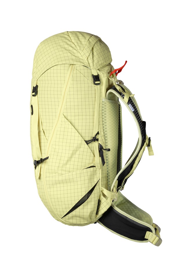 [NEMO] 리졸브 35L 아웃도어 배낭은 등산, 백패킹, 하이킹에 적합한 남녀 공용 배낭입니다. 넉넉한 35L 용량의 이 배낭은 나일론과 폴리에스테르 소재로 제작되었으며, 시트론, 블루 그라나이트, 스모키 올리브 세 가지 색상으로 제공됩니다. 180도 메인 지퍼 오프닝, 조절 가능한 토르소 길이, 성별 특화 체스트 스트랩, 상단 대형 포켓, 사이드 액세스 지퍼, 트레킹폴 부착, 내부 압축 스트랩, 웨이스트 벨트 포켓, 하이드레이션 포켓 등 다양한 기능으로 아웃도어 활동의 편의성을 높였습니다. 방수, 통기성, 사이즈 조절, 경량 기능을 갖춘 사각형 디자인의 지퍼형 배낭입니다.
