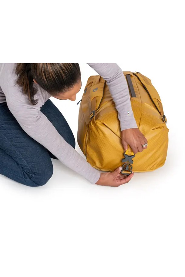 [NEMO] 더블 하울 70L 여행용 캐리어는 여행, 캠핑, 일상생활에서 다용도로 활용 가능한 라지 사이즈 더플백입니다. 나일론과 폴리에스테르 소재로 제작되어 생활 방수 기능과 경량성을 자랑하며, Nova Lake, Black 두 가지 색상으로 제공됩니다. 원통형 디자인에 지퍼형 잠금 방식을 적용하여 넉넉한 수납공간을 제공하며, 백팩 스트랩과 사이드 압축 버클, 멀티 수납공간 및 내/외부 메쉬 포켓 등 다양한 기능을 갖추었습니다. 컨버터블 디자인으로 사용자의 편의성을 높인 실용적인 가방입니다.
