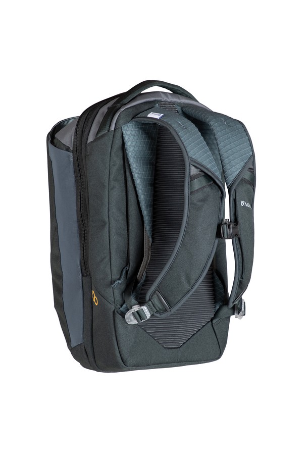 [NEMO] 밴티지 시리즈 20L 백팩은 일상, 여행, 등산, 사이클 등 다양한 용도로 활용 가능한 가방입니다. Chai와 Black 두 가지 색상으로 제공되며, 20L 용량으로 넉넉한 수납 공간을 제공합니다. 방수, 통기, 경량 기능을 갖춘 폴리에스테르 소재의 무지 백팩으로, 지퍼 디자인이 특징입니다. 노트북 수납 공간, 신발 수납 공간, 메쉬 포켓, 숨겨진 보안 포켓, 체스트 벨트, CCubed 쿠셔닝 소재, 자전거 라이트 부착 기능 등 실용적인 특징을 갖추었습니다.
