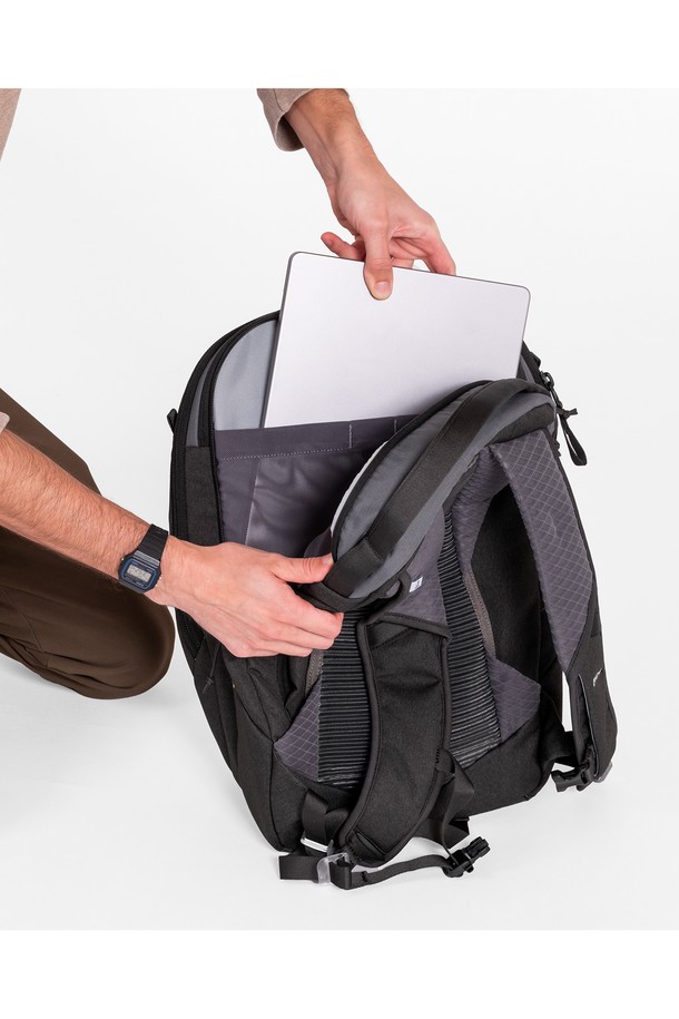 [NEMO] 밴티지 시리즈 26L는 일상, 여행, 등산, 학교, 운동, 출퇴근 등 다양한 용도로 활용 가능한 데이백입니다. 26L의 넉넉한 수납공간과 180도 오프닝 디자인으로 편리함을 더했으며, 노트북 수납공간, 신발 수납공간, 메쉬 포켓 등 효율적인 수납을 위한 다양한 특징을 갖추었습니다. 방수, 통기, 경량 기능으로 쾌적한 착용감을 제공하며, 인체공학적 등판과 체스트 벨트, CCubed 쿠셔닝 소재는 편안한 착용감을 선사합니다. Chai, Black 두 가지 색상으로 제공되며, 자전거 안전등 고리와 상단 손잡이가 있어 편의성을 높였습니다.
