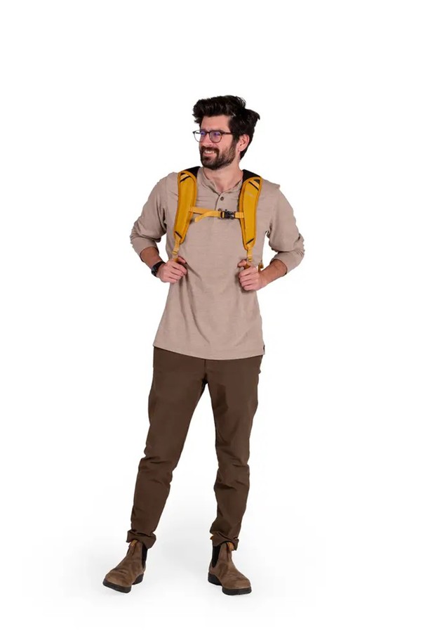 [NEMO] 밴티지 시리즈 26L 백팩은 일상, 비즈니스, 등산, 학생 등 다용도로 활용 가능한 라지 사이즈 백팩입니다. 차이 블랙 컬러의 무지 디자인으로, 나일론과 재생원단을 사용하여 제작되었습니다. 26L 용량의 내부에는 노트북 및 신발 수납공간, 메쉬 포켓이 마련되어 있으며, 상단 손잡이와 체스트벨트가 있어 편리합니다. 방수, 통기성, 경량, 발수 기능을 갖춰 쾌적한 착용감을 제공하며, 친환경 재생소재 사용으로 자연 온도 조절 및 탈취 기능까지 갖췄습니다. 지퍼형 잠금 방식으로 내용물을 안전하게 보호합니다.
