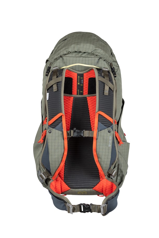 [NEMO] 리졸브 35L 아웃도어 배낭은 남녀 모두 사용할 수 있는 35L 용량의 등산 배낭입니다. 나일론과 폴리에스테르 소재로 제작되었으며, 시트론, 블루 그래나이트, 스모키 올리브 세 가지 색상으로 제공됩니다. 방수 기능과 통기성을 갖춰 쾌적한 착용감을 제공하며, 토르소 길이 조절(7.5cm), 성별 맞춤형 가슴 스트랩으로 편안한 착용감을 선사합니다. 하이드레이션 포켓, 트레킹폴 고정 장치, 힙벨트 포켓, 사이드 포켓 등 다양한 수납 공간을 갖추어 하이킹과 백패킹에 적합합니다.
