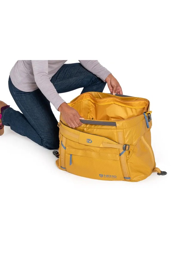 **[NEMO] 더블 하울 100L 여행용 캐리어**는 100L의 넉넉한 수납공간을 제공하는 라지 사이즈의 더플백입니다. 방수 기능과 경량 설계를 갖춰 여행, 캠핑, 아웃도어 활동에 적합하며, 나일론과 폴리에스테르 소재로 제작되어 내구성을 높였습니다. 컨버터블 디자인과 내부/외부 메쉬 포켓, 압축 버클, 재활용 소재 사용 등 실용적인 특징을 갖춘 원통형 가방으로, "Nova Lake", "Black", "Chai" 세 가지 색상으로 만나보실 수 있습니다. 
