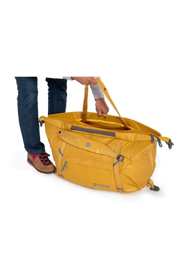 [NEMO] 더블 하울 30L 여행용 캐리어는 여행, 캠핑, 일상생활에서 다용도로 활용 가능한 라지 사이즈의 더플백입니다.  나일론과 폴리에스테르 소재를 사용하여 제작되었으며, Nova, Lake, Black, Chai 네 가지 색상으로 제공됩니다. 원통형 디자인에 패딩 스트랩이 적용되어 편안한 착용감을 제공하며, 방수 기능으로 내용물을 안전하게 보호합니다.  백팩과 토트백으로 변형하여 사용할 수 있으며, 내부 및 외부 수납공간, 메쉬 포켓, 압축 버클 등 다양한 수납 편의성을 갖췄습니다. 친환경 재생 소재 사용, PFAS-free DWR 처리, Bluesign 인증을 통해 지속 가능한 가치를 더했습니다.
