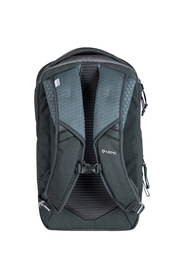 [NEMO] 밴티지 시리즈 20L 백팩은 일상, 여행, 등산, 사이클 등 다양한 용도로 활용 가능한 가방입니다. Chai와 Black 두 가지 색상으로 제공되며, 20L 용량으로 넉넉한 수납 공간을 제공합니다. 방수, 통기, 경량 기능을 갖춘 폴리에스테르 소재의 무지 백팩으로, 지퍼 디자인이 특징입니다. 노트북 수납 공간, 신발 수납 공간, 메쉬 포켓, 숨겨진 보안 포켓, 체스트 벨트, CCubed 쿠셔닝 소재, 자전거 라이트 부착 기능 등 실용적인 특징을 갖추었습니다.
