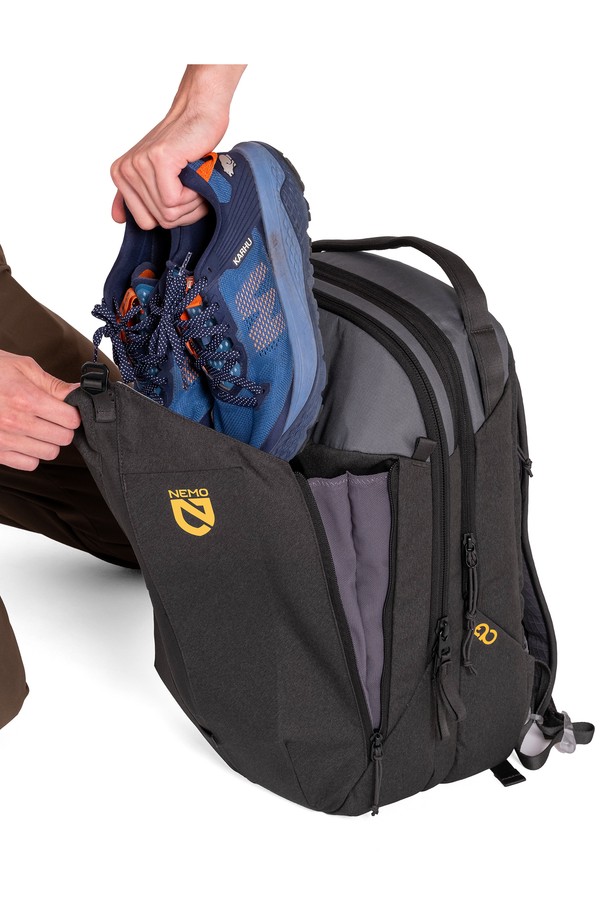 [NEMO] 밴티지 시리즈 26L는 일상, 여행, 등산, 학교, 운동, 출퇴근 등 다양한 용도로 활용 가능한 데이백입니다. 26L의 넉넉한 수납공간과 180도 오프닝 디자인으로 편리함을 더했으며, 노트북 수납공간, 신발 수납공간, 메쉬 포켓 등 효율적인 수납을 위한 다양한 특징을 갖추었습니다. 방수, 통기, 경량 기능으로 쾌적한 착용감을 제공하며, 인체공학적 등판과 체스트 벨트, CCubed 쿠셔닝 소재는 편안한 착용감을 선사합니다. Chai, Black 두 가지 색상으로 제공되며, 자전거 안전등 고리와 상단 손잡이가 있어 편의성을 높였습니다.
