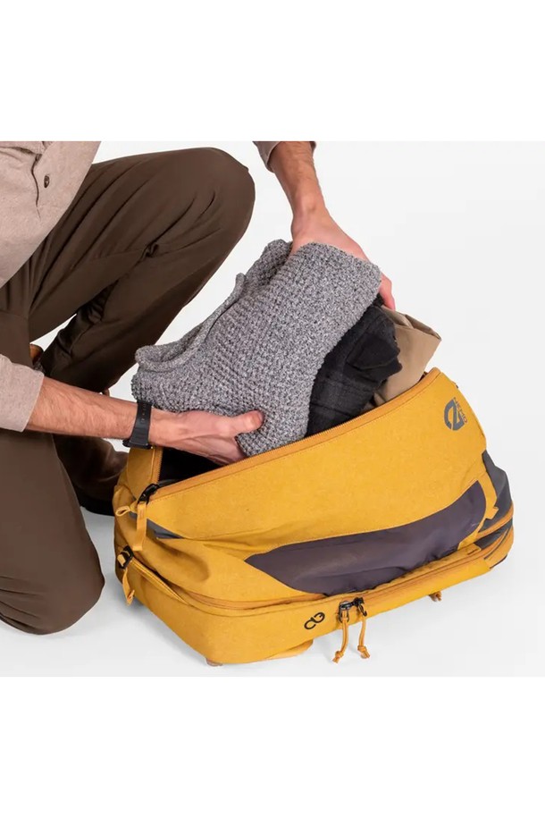 NEMO(네모) 밴티지 시리즈 30L 백팩은 일상, 여행, 스포츠, 하이킹 등 다양한 용도로 활용 가능한 라지 사이즈 백팩입니다. 나일론과 폴리에스테르 소재로 제작되어 방수, 통기, 경량 기능을 제공하며, 16인치 노트북 수납이 가능한 실용적인 디자인입니다. 내부에는 노트북 수납공간, 신발 수납공간, 물병 포켓이 있으며, 자전거 라이트 고리와 가슴벨트가 있어 편리합니다. 30L 용량에 무지 디자인, 사각 형태로 제작되었으며, Chai와 Black 두 가지 컬러로 출시되었습니다. 재활용 소재를 사용하여 환경까지 생각한 프레임리스 타입의 지퍼형 백팩입니다.
