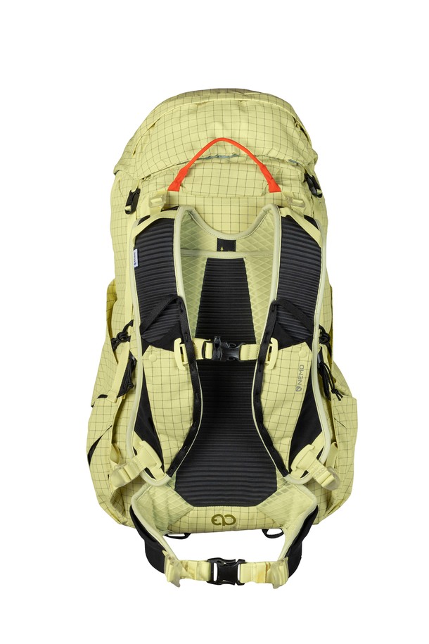 [NEMO] 리졸브 35L 아웃도어 배낭은 등산, 백패킹, 하이킹에 적합한 남녀 공용 배낭입니다. 넉넉한 35L 용량의 이 배낭은 나일론과 폴리에스테르 소재로 제작되었으며, 시트론, 블루 그라나이트, 스모키 올리브 세 가지 색상으로 제공됩니다. 180도 메인 지퍼 오프닝, 조절 가능한 토르소 길이, 성별 특화 체스트 스트랩, 상단 대형 포켓, 사이드 액세스 지퍼, 트레킹폴 부착, 내부 압축 스트랩, 웨이스트 벨트 포켓, 하이드레이션 포켓 등 다양한 기능으로 아웃도어 활동의 편의성을 높였습니다. 방수, 통기성, 사이즈 조절, 경량 기능을 갖춘 사각형 디자인의 지퍼형 배낭입니다.
