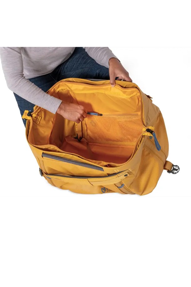 **[NEMO] 더블 하울 100L 여행용 캐리어**는 100L의 넉넉한 수납공간을 제공하는 라지 사이즈의 더플백입니다. 방수 기능과 경량 설계를 갖춰 여행, 캠핑, 아웃도어 활동에 적합하며, 나일론과 폴리에스테르 소재로 제작되어 내구성을 높였습니다. 컨버터블 디자인과 내부/외부 메쉬 포켓, 압축 버클, 재활용 소재 사용 등 실용적인 특징을 갖춘 원통형 가방으로, "Nova Lake", "Black", "Chai" 세 가지 색상으로 만나보실 수 있습니다. 
