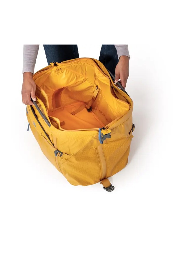 [NEMO] 더블 하울 30L 여행용 캐리어는 여행, 캠핑, 아웃도어 활동에 적합한 라지 사이즈의 더플백입니다. 나일론과 폴리에스테르 소재로 제작되어 방수, 발수 기능을 갖췄으며 가볍게 사용할 수 있습니다. 원통형 디자인에 패딩 스트랩이 적용되어 편안한 착용감을 제공하며, 컨버터블 디자인, 메쉬 포켓, 압축 버클, 수납 컴파트먼트 등 다양한 특징을 갖추고 있습니다. 지퍼형 잠금 방식으로 내용물을 안전하게 보호하며, Nova, Lake, Black, Chai 컬러로 출시되어 취향에 맞게 선택할 수 있습니다. 재활용 소재를 사용하여 제작되었으며, 블루사인 인증을 받아 친환경적인 가치를 더했습니다.
