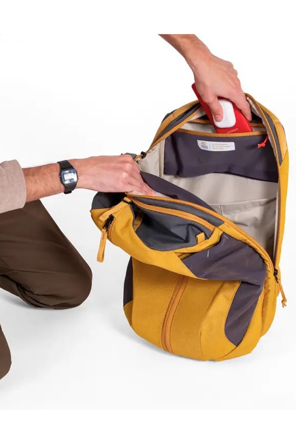 [NEMO] 밴티지 시리즈 26L 백팩은 일상, 비즈니스, 등산, 학생 등 다용도로 활용 가능한 라지 사이즈 백팩입니다. 차이 블랙 컬러의 무지 디자인으로, 나일론과 재생원단을 사용하여 제작되었습니다. 26L 용량의 내부에는 노트북 및 신발 수납공간, 메쉬 포켓이 마련되어 있으며, 상단 손잡이와 체스트벨트가 있어 편리합니다. 방수, 통기성, 경량, 발수 기능을 갖춰 쾌적한 착용감을 제공하며, 친환경 재생소재 사용으로 자연 온도 조절 및 탈취 기능까지 갖췄습니다. 지퍼형 잠금 방식으로 내용물을 안전하게 보호합니다.
