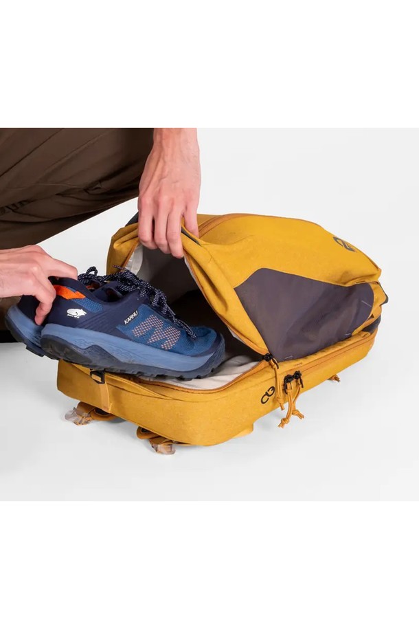 NEMO(네모) 밴티지 시리즈 30L 백팩은 일상, 여행, 스포츠, 하이킹 등 다양한 용도로 활용 가능한 라지 사이즈 백팩입니다. 나일론과 폴리에스테르 소재로 제작되어 방수, 통기, 경량 기능을 제공하며, 16인치 노트북 수납이 가능한 실용적인 디자인입니다. 내부에는 노트북 수납공간, 신발 수납공간, 물병 포켓이 있으며, 자전거 라이트 고리와 가슴벨트가 있어 편리합니다. 30L 용량에 무지 디자인, 사각 형태로 제작되었으며, Chai와 Black 두 가지 컬러로 출시되었습니다. 재활용 소재를 사용하여 환경까지 생각한 프레임리스 타입의 지퍼형 백팩입니다.
