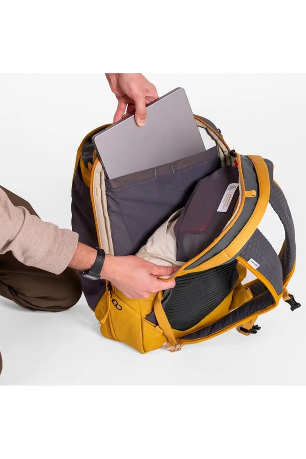 NEMO(네모) 밴티지 시리즈 30L 백팩은 일상, 여행, 스포츠, 하이킹 등 다양한 용도로 활용 가능한 라지 사이즈 백팩입니다. 나일론과 폴리에스테르 소재로 제작되어 방수, 통기, 경량 기능을 제공하며, 16인치 노트북 수납이 가능한 실용적인 디자인입니다. 내부에는 노트북 수납공간, 신발 수납공간, 물병 포켓이 있으며, 자전거 라이트 고리와 가슴벨트가 있어 편리합니다. 30L 용량에 무지 디자인, 사각 형태로 제작되었으며, Chai와 Black 두 가지 컬러로 출시되었습니다. 재활용 소재를 사용하여 환경까지 생각한 프레임리스 타입의 지퍼형 백팩입니다.
