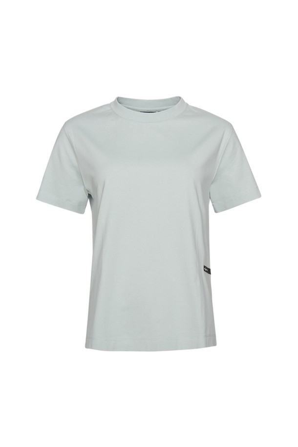 W 레이스 헤비 티셔츠_770은 여성용 화이트 컬러 티셔츠입니다. 봄, 여름 시즌에 어울리는 얇은 두께의 크롭 기장으로, 베이직하고 캐주얼한 스타일을 연출합니다. 부드러운 면 소재로 제작되어 편안한 착용감을 선사하며, 라운드 넥과 반소매 디자인이 특징입니다. 데이트룩, 봄 소풍룩에 적합하며, 캐주얼, 미니멀, 클래식 스타일을 즐겨 입는 분들께 추천합니다. 특히, 레이스 디테일이 더해져 여성스러운 분위기를 더합니다.
