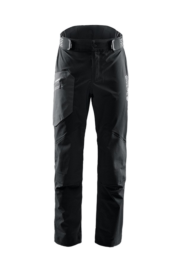 REFERENCE PANT_999 (레퍼런스 팬츠_999)는 남성을 위한 스포티한 스타일의 긴 바지입니다. 방수, 투습, 발수 기능을 갖춘 고어텍스 3중 구조의 두꺼운 소재로 제작되어 사계절 내내 해양 스포츠 및 해양 활동에 적합합니다. YKK 아쿠아가드 지퍼와 이중 잠금 시스템, 네오프렌 라이닝 허리, 방수 포켓으로 기능성을 높였으며, 엉덩이, 무릎, 밑단을 보강하여 내구성을 더했습니다. 슬림핏 디자인으로 여행룩과 휴가룩에 미니멀한 스타일을 연출할 수 있습니다. 블랙 색상으로 다양한 상의와 매치하기 용이합니다.
