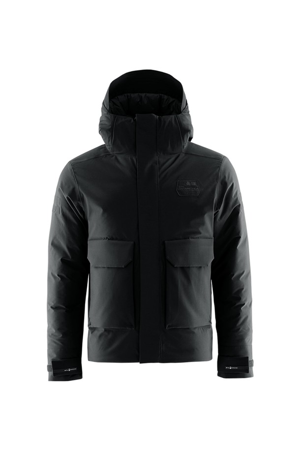 글래시어 베이 재킷(GLACIER BAY JACKET)은 방수, 방풍 기능과 보온성을 갖춘 겨울철 윈터 재킷입니다. GORE-TEX 소재와 PFC-ZERO DWR 처리를 통해 뛰어난 방수 기능을 제공하며, 그래핀 라이닝으로 보온성을 높였습니다. 스포티하고 아웃도어 스타일을 연출하며, 등산, 스노우스포츠, 일상생활에서 활용하기 좋습니다. 4개의 허리 포켓과 2개의 내부 지퍼 포켓, 접이식 후드, 방수 YKK 지퍼 등의 디테일이 돋보입니다. 올리브 다크 네이비, 웜 베이지, 글래시어 베이 세 가지 색상으로 출시되었습니다.
