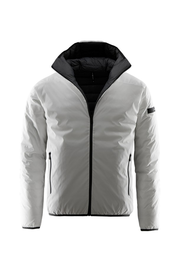 FLOOD 리버시블 재킷(108)은 남녀 모두 착용 가능한, 미니멀하고 스포티한 스타일의 점퍼입니다. 봄, 가을 시즌에 적합하며, 가볍고 부드러운 나일론 소재로 제작되어 편안한 착용감을 제공합니다. 양면 착용이 가능하여 다양한 연출이 가능하며, 지퍼 포켓이 있어 실용성을 더했습니다. 일상 및 스포츠 활동 시, 여행룩이나 산책룩으로 활용하기 좋으며, 방풍 기능으로 쾌적함을 유지합니다. 얇은 두께감과 레귤러 핏으로 제작되어 활동성을 높이고, 무지 디자인으로 어떤 스타일에도 쉽게 매치할 수 있습니다.
