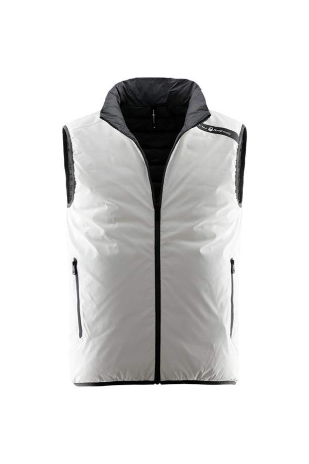 FLOOD REVERSIBLE VEST(108)는 남녀 모두 착용 가능한 리버시블 베스트입니다. 화이트와 블랙 두 가지 색상으로 출시되어 다양한 스타일에 매치하기 용이합니다. 봄, 가을 시즌에 적합하며, 가볍고 부드러운 나일론 소재로 제작되어 편안한 착용감을 선사합니다. 얇은 두께감과 레귤러핏으로 제작되었으며, 집업 방식으로 간편하게 착용할 수 있습니다. 스포티, 캐주얼, 미니멀 스타일을 즐겨 입는 분들께 추천합니다.
