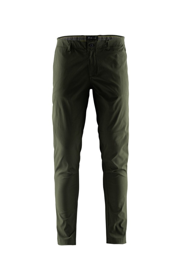 RACE CHINO_785는 남성용 치노 스타일의 긴 바지입니다. 봄, 가을에 적합하며, 캐주얼, 베이직, 클래식, 미니멀 스타일을 연출할 수 있습니다. 카키, 올리브 두 가지 색상으로 제공되며, 레귤러핏 디자인에 면 소재로 제작되었습니다. 무지 패턴의 보통 두께 바지로, 일상생활에서 편안하게 착용할 수 있습니다.
